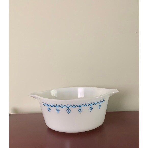 Pyrex snowflake garland #474 B 1 1/2 QT - Cinderella garland  NO LID - Picture 1 of 7